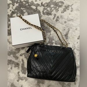 💕AUTHENTIC💕 CHANEL Shoulder Bag in Black with unbranded chain straps